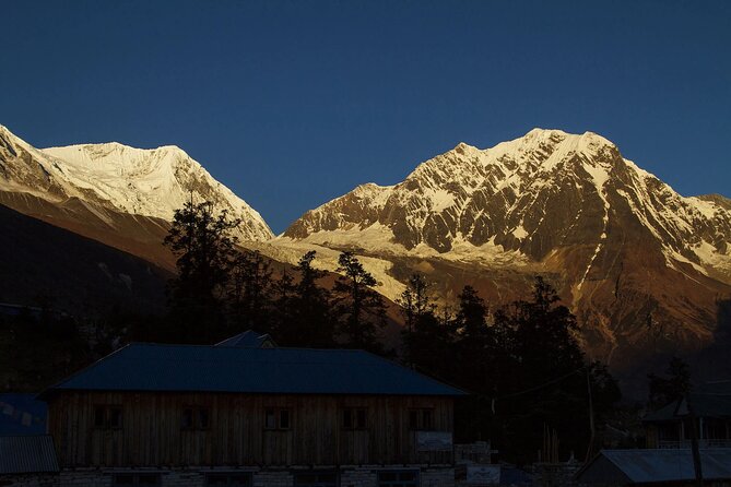 10 Days Manaslu Circuit Trek in Larke La Pass - Lodging style and what shared tea houses mean for your comfort