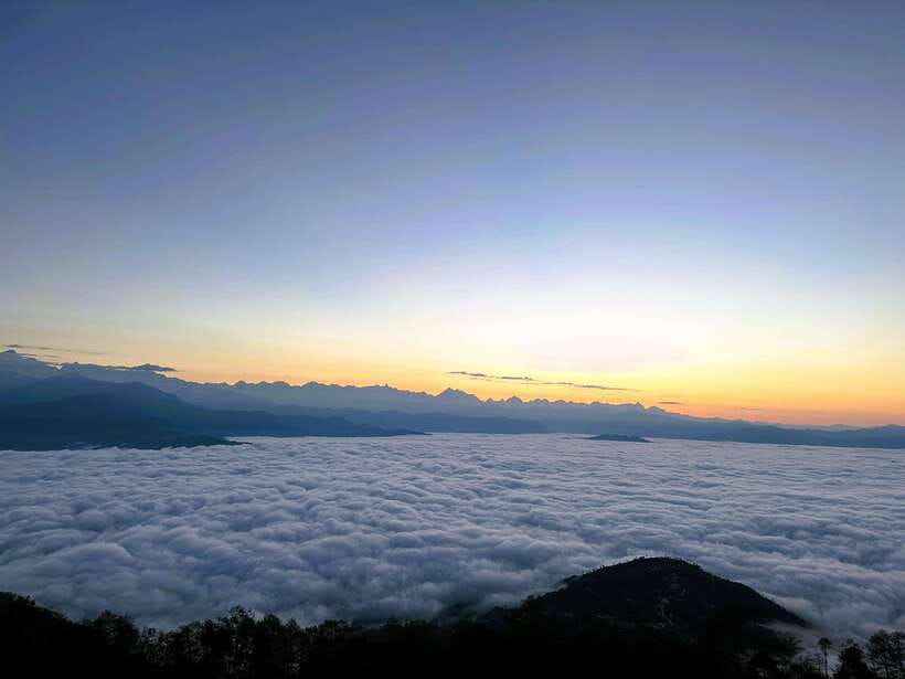 Kathmandu: Nagarkot Sunrise & Hiking to Changunarayan - The hike: rolling hills, forest shade, and small moments