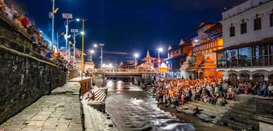 Kathmandu: Pashupatinath Temple Evening Aarati Tour - Getting a good view when the riverside crowds roll in